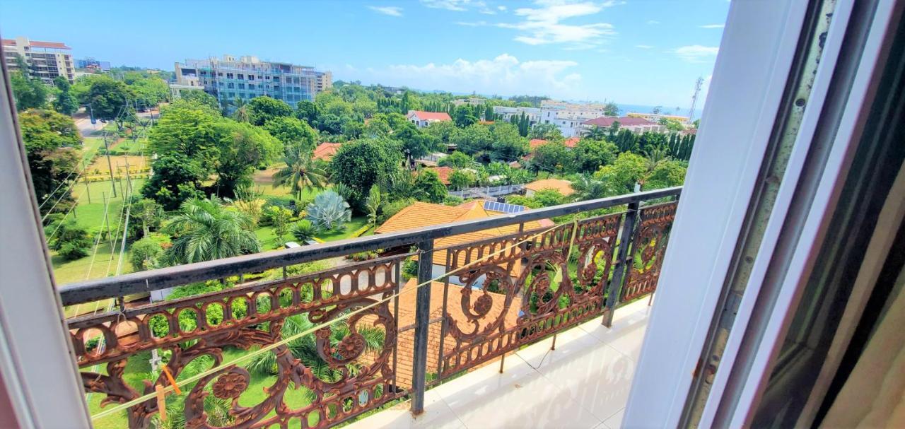 Spacious Apartment Near The Beach In Masaki Dár Al-Szalám Kültér fotó